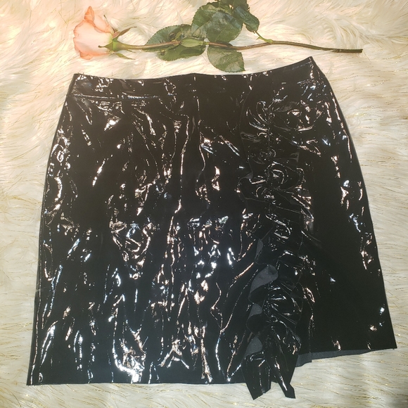 🤑3×25🤑 NWOT! BLACK PATENT MINI SKIRT - Picture 1 of 7